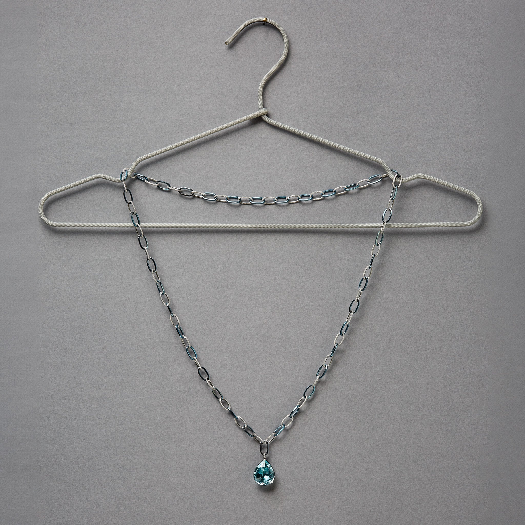 Pendant 24,5ct. Paraiba Tourmaline with a Necklace handcraftet in Titanium and Platinum with White Diamonds