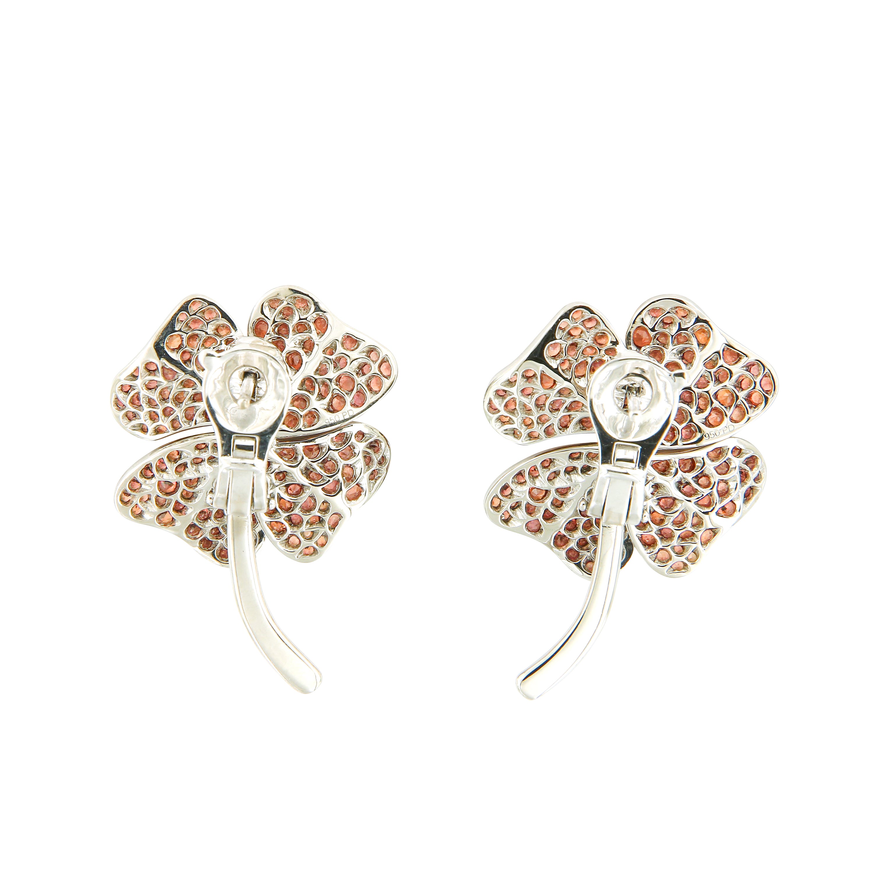 Cluster earrings with 0.90 carat diamonds in white gold - BAUNAT | Diamond  flower, Diamond, Earrings