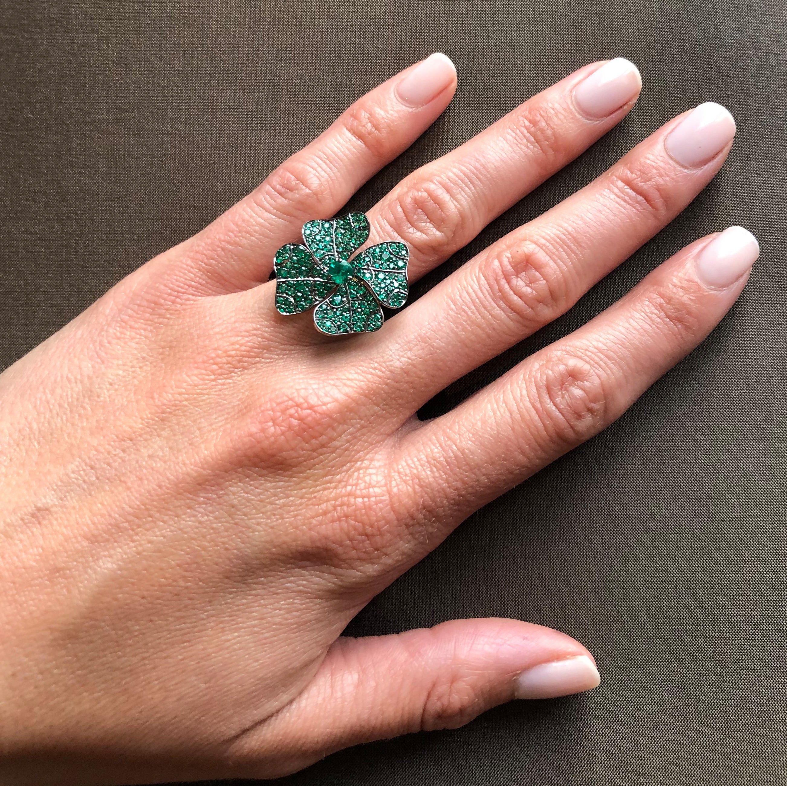 Ring White Gold with Emeralds and White Diamonds
