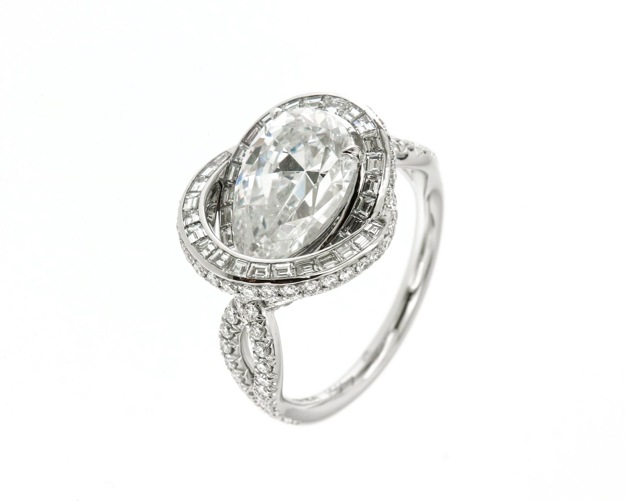 Ring Platinum with a pearshape Diamond D/IF 2,57ct. and White Diamonds