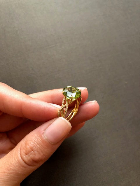 Ring "3 Snakes" Yellow Gold with White Diamonds and a Green Tourmaline 4,25ct.